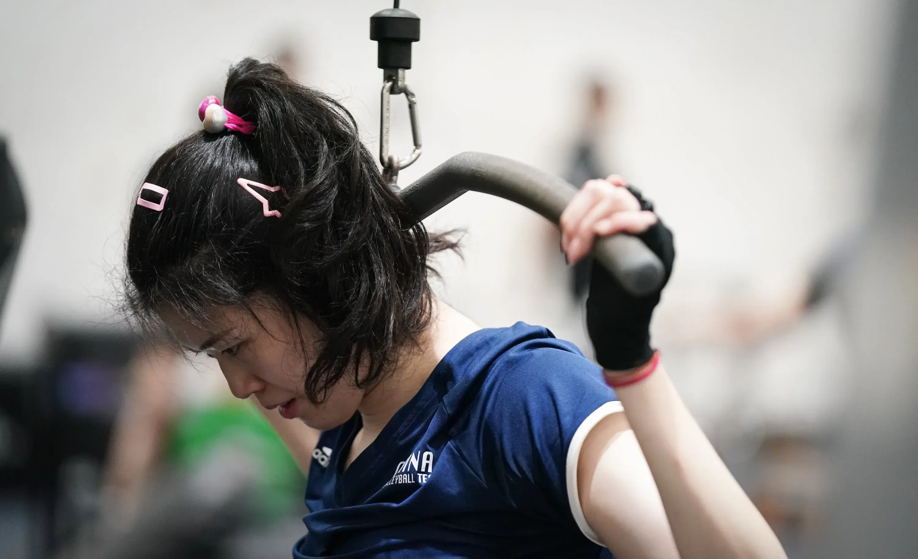 中国配资网 中国女排最新训练照！李盈莹练力量，王梦洁手缠绷带，杨舒茗归队